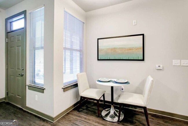 Building Photo - 800 Milwood St