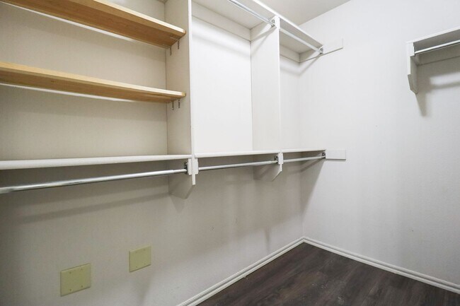 Building Photo - 3 Bed 2 Bath