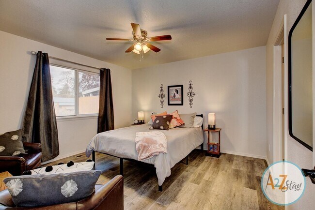 Building Photo - Emily Townhouses STR