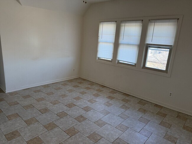 Building Photo - 1645-1647 N Astor St