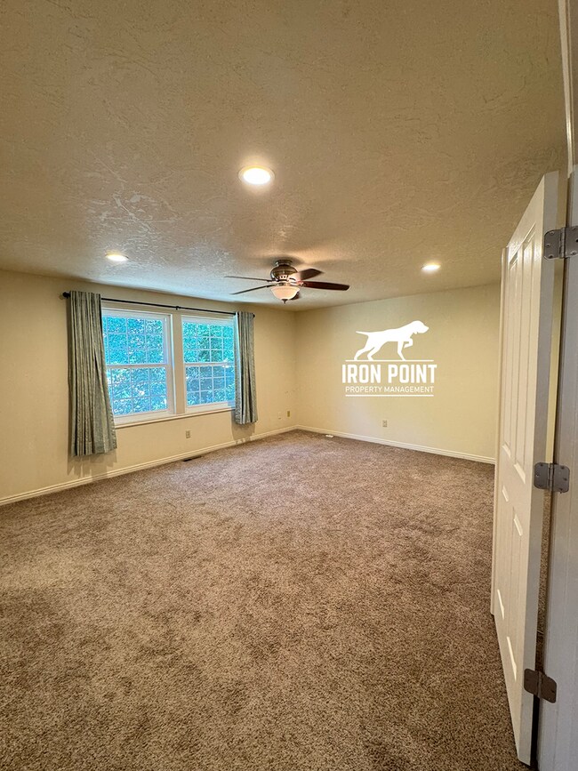 Building Photo - 4 bedroom home in East Boise, close to Bar...