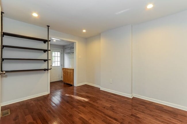 Building Photo - 551 Summit St