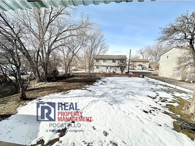 Building Photo - Spacious 4 Bed / 2 Bath Duplex | Garage + Split-Level Layout | Pet Negotiable