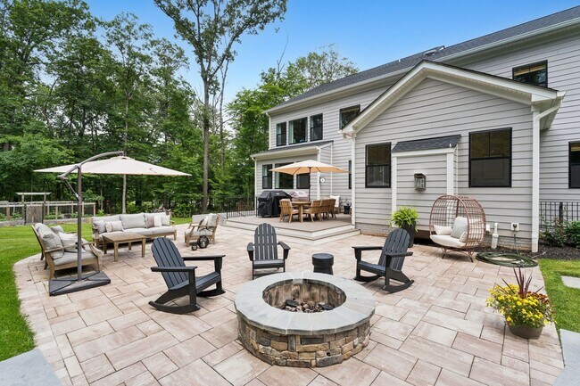 Building Photo - Impressive 6 Bed 4.5 Bath Single-Family Ho...
