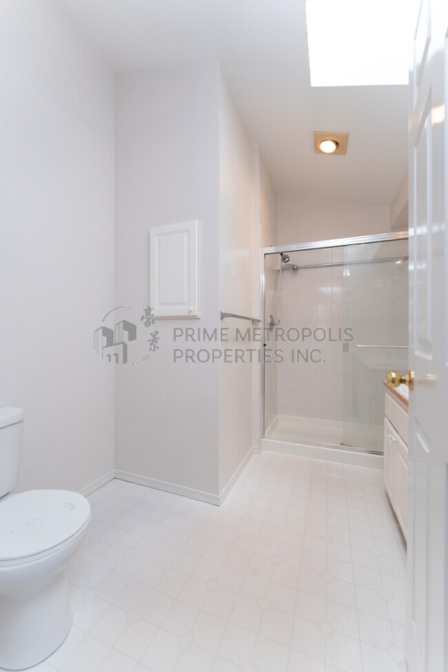Building Photo - 9808 NE 130th Pl