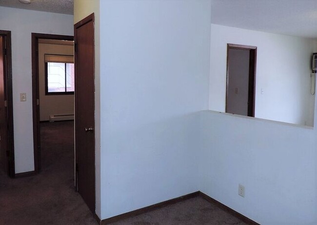 Building Photo - $1,195 | 3 Bedroom, 1 Bathroom 2nd Floor A...