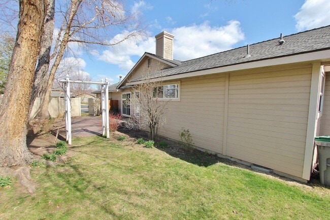 Building Photo - Single-Level Townhome Nestled in SE Boise