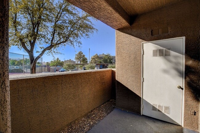 Building Photo - Charming 1 Bedroom / 1 Bathroom Condo in Gated Community!