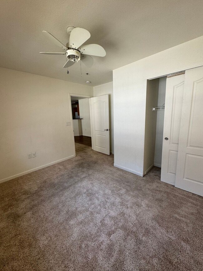 Building Photo - 3BD/2BA New Castle Apartment | 2-Car Garage| 1 Month FREE