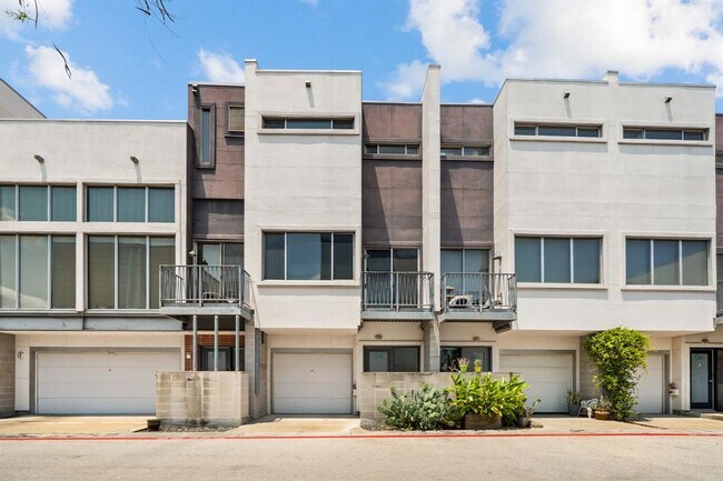 Primary Photo - 4801 S Congress Ave
