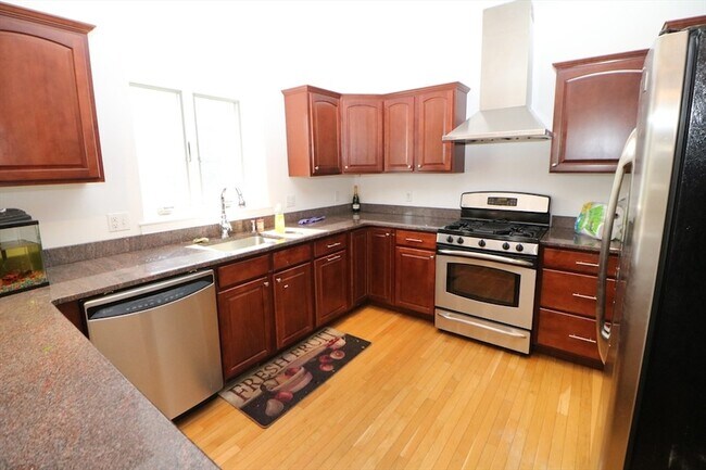Building Photo - 141 Grovers Ave
