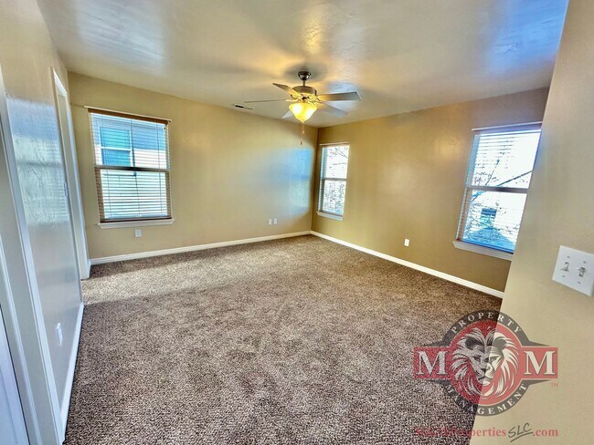 Building Photo - 3 Bd 3.5 Bath Model Like Townhome in Riverton