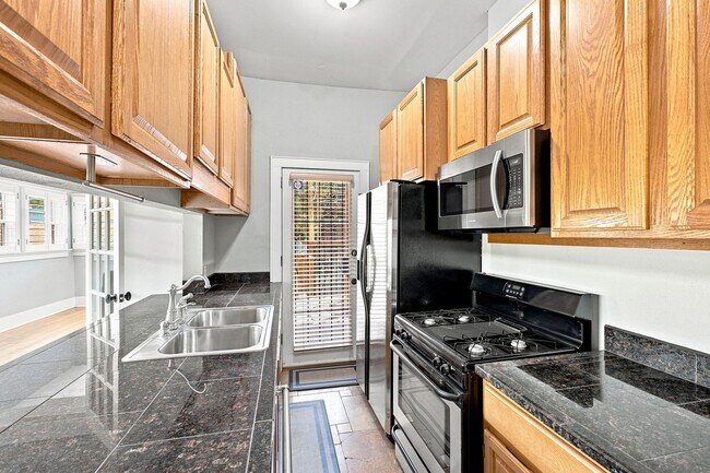 Building Photo - Charming 2-bedroom, 1-bath condo located in the heart of Denver