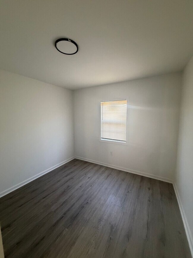 Building Photo - 1956 Edward Ave