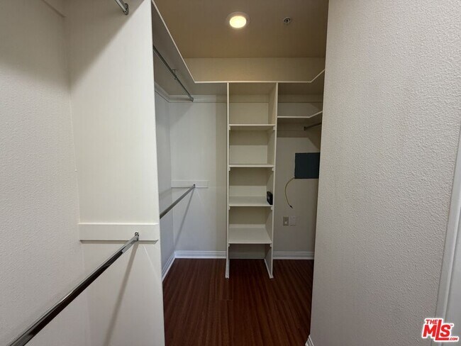 Building Photo - 15024 Magnolia Blvd