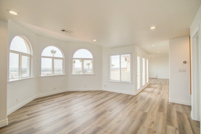 Building Photo - 4318 Mesa St