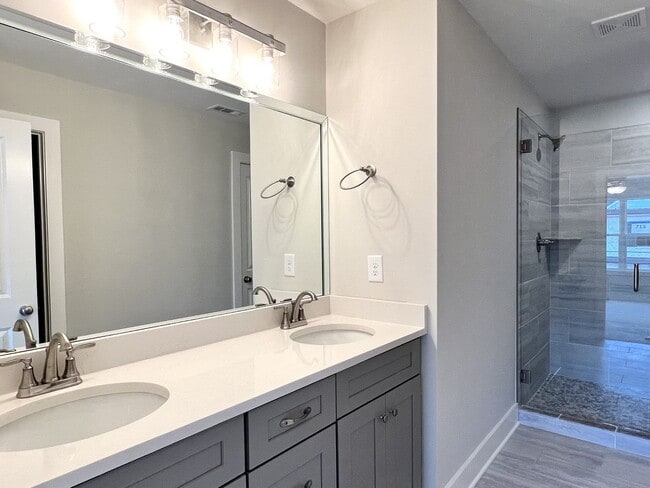 Building Photo - TOWNHOME ON WEST SIDE NEAR FIVE OAKS GOLF COURSE!