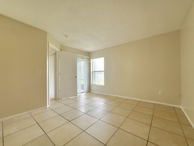 Building Photo - Spacious 3-Bed Townhome with 1st-Floor Mai...