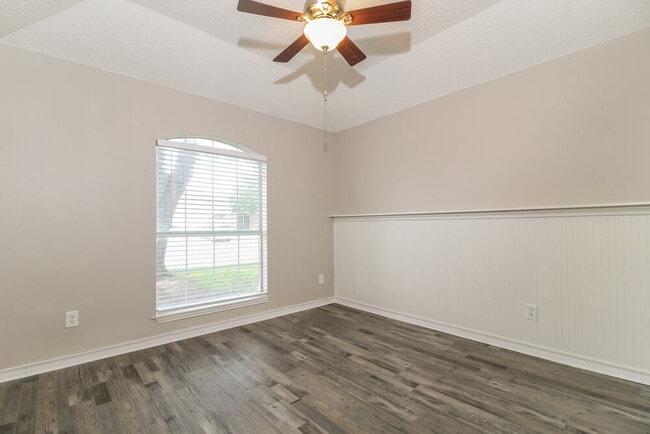 Building Photo - 5912 Hillview Dr