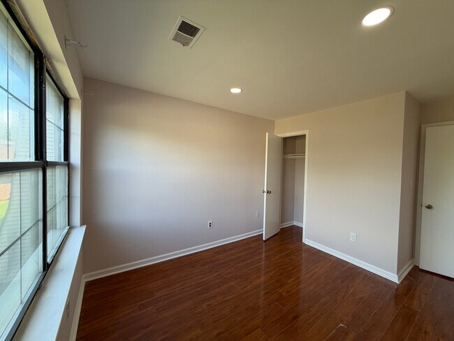Building Photo - 1409 Green Hollow Dr