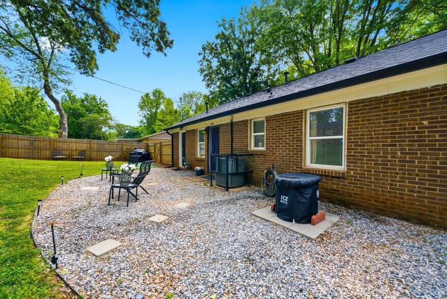 Building Photo - 818 Dedmon Dr