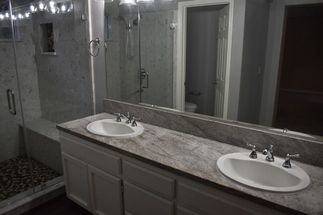 Building Photo - 924 Christy Ct