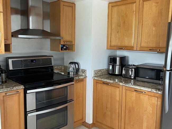 Building Photo - 1337 Center Ln