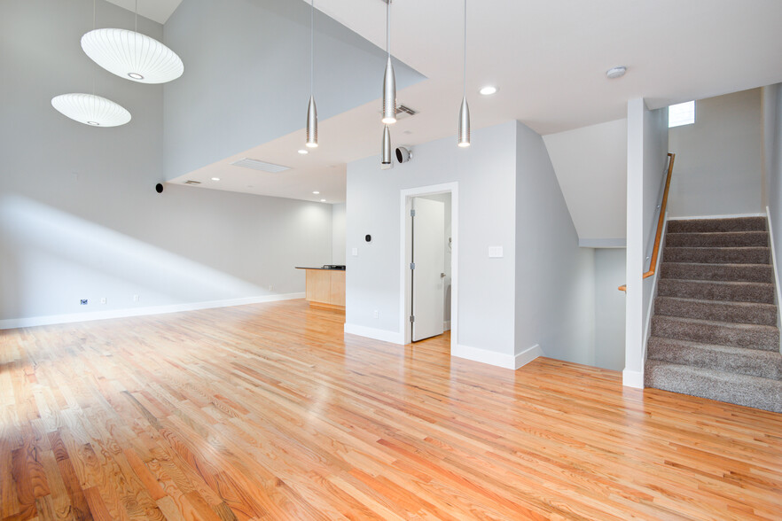 Beautiful main floor with open floor plan & vaulted ceiling in living room. - 4202 Spencer St