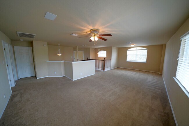 Building Photo - Spacious Home in Cibolo with 3 Car Garage! Realor Commission: $750