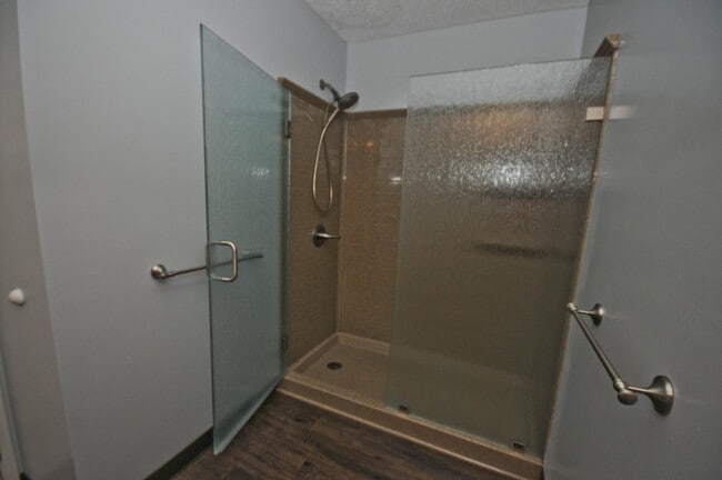 Bathroom Suite - 112 Franklin St