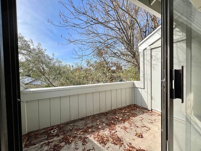 Building Photo - Three Bedroom Napa Condo on River Walk
