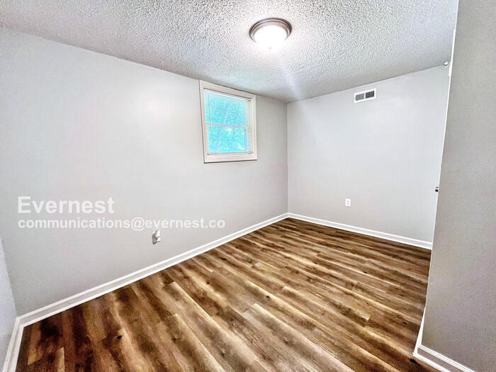 Building Photo - 2815 Crescent Ln