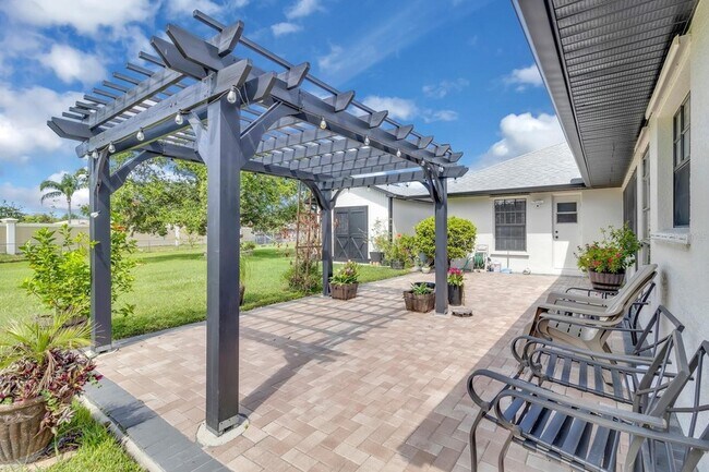 Building Photo - 2414 Sweetwater Blvd