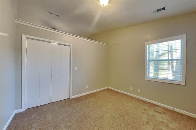 Building Photo - 615 Paris Dr