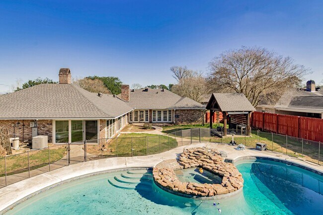 Building Photo - 4204 Pine Park Dr