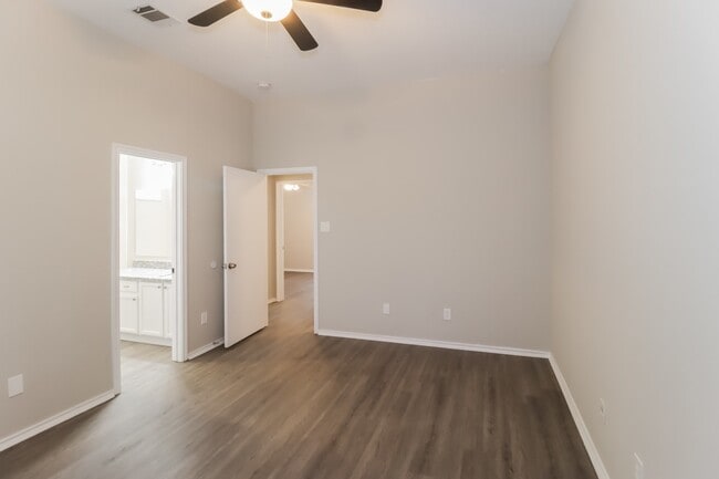 Building Photo - 2604 Hill Street Cove