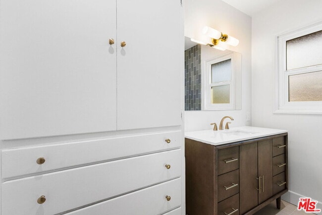 Building Photo - 10610 Landale St