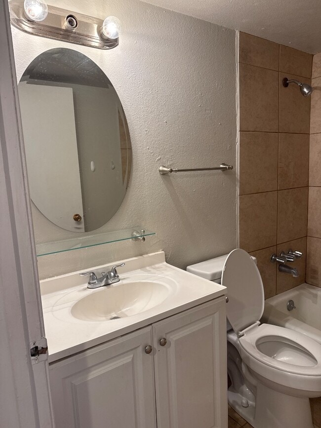 Building Photo - 920 San Pedro Dr SE