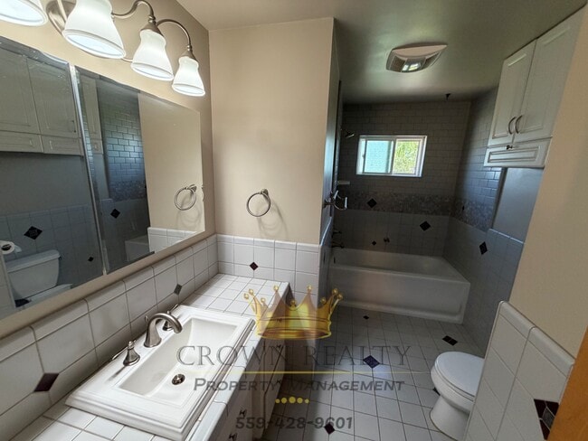 Building Photo - 233 E Lois Ave