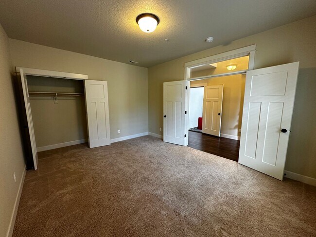 Building Photo - Beautiful 4-Bedroom Home in the Hills of W...