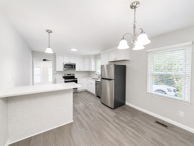 Building Photo - Renovated Candler Rental!