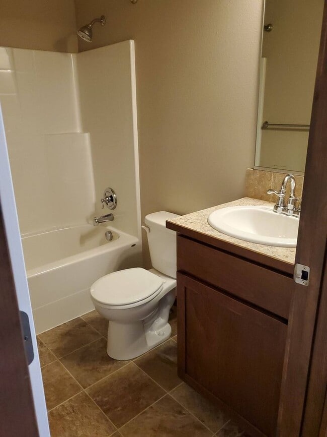 Building Photo - Lovely newer 3 bedroom 2 bath home for ren...