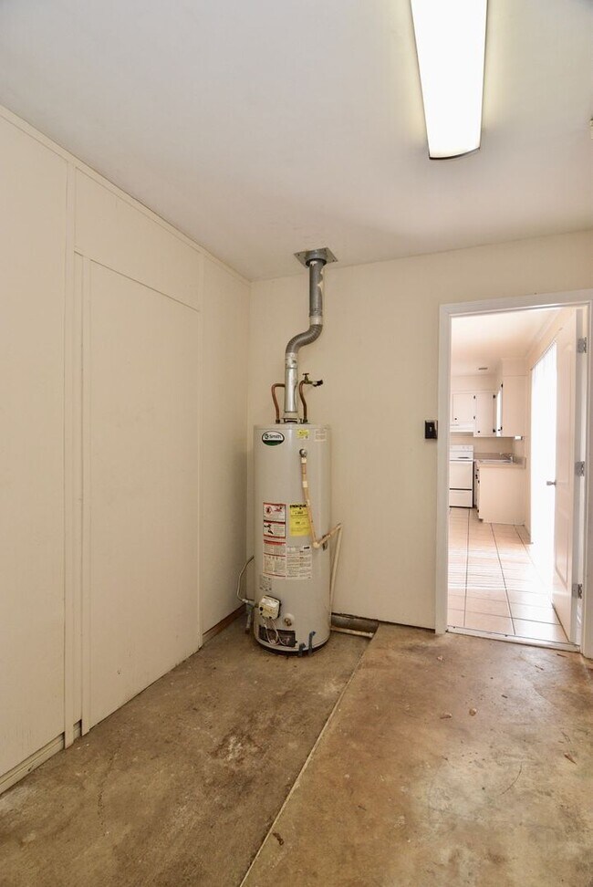 Building Photo - 3 Bed/1.5 Bath home off Meadowbrook Drive ...