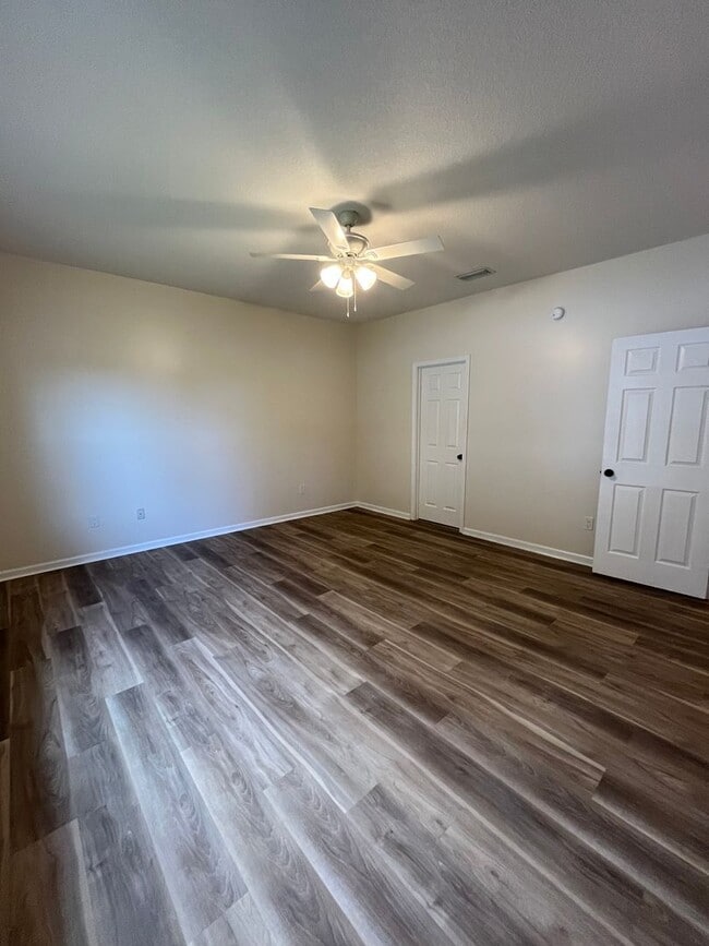 Building Photo - 206 Royal Palms Ave