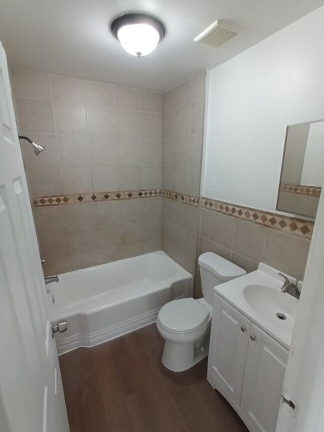 Building Photo - 3 bedroom, 1 bathroom Now Available!