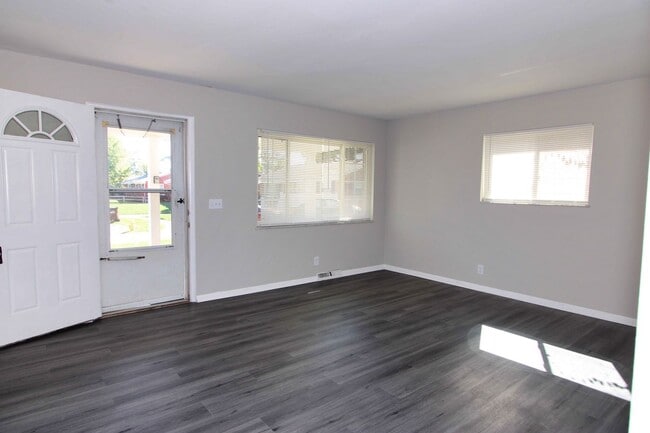 Building Photo - 4 Bed 2 Bath House for Rent