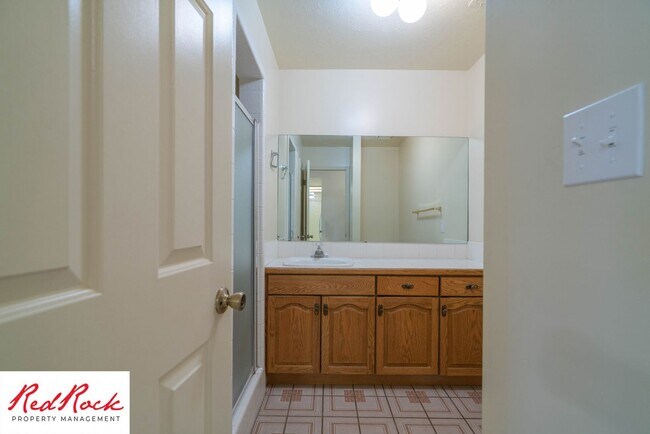 Building Photo - 3 Bedroom End Unit Home in Downtown St. Ge...