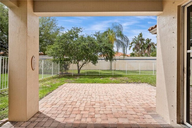 Building Photo - 2736 SW Butterfly Ln