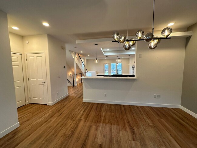 Building Photo - Application Pending - 3 Bedroom Townhouse For Rent In Hood River