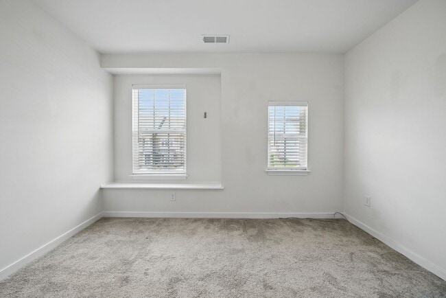 Building Photo - Stunning Modern and Spacious Townhouse!
